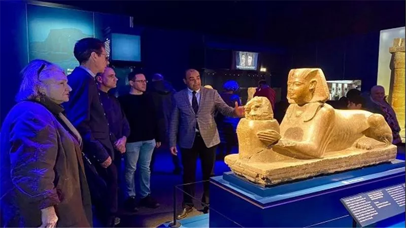 الأمين العام للمجلس الأعلى للآثار يتفقد معرض رمسيس وذهب الفراعنة