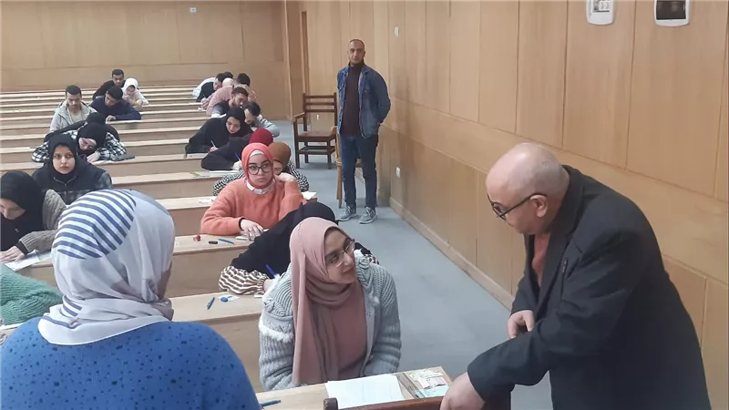 شعلة يواصل متابعة انتظام سير الإمتحانات بجامعة دمنهور