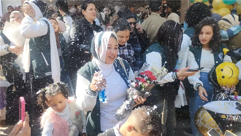 طلبة طب أسيوط يحتفلون بتخرجهم وسط فرحة الأهالي