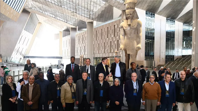 وفد من رؤساء المحاكم الدستورية الإفريقية يزور المتحف المصري الكبير 