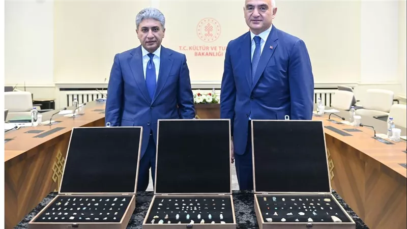 وزير السياحة والآثار يتسلم 152 قطعة أثرية مهربة من مصر وتم ضبطها بتركيا