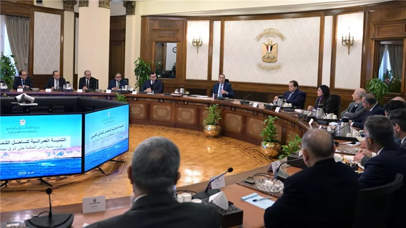 مدبولي يستعرض موقف أعمال التنمية بالساحل الشمالي الغربي مع عدد من المستثمرين