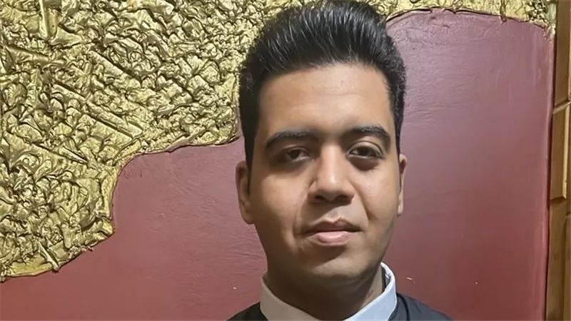 محمود عبدالوهاب من ذوي الهمم   حاصل على ماجستير في القانون يناشد الرئس ..نفسي اشتغل علشان امي تفرح 