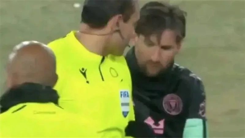 ميسي يتسبب في إيقاف حكم مكسيكي 6 شهور