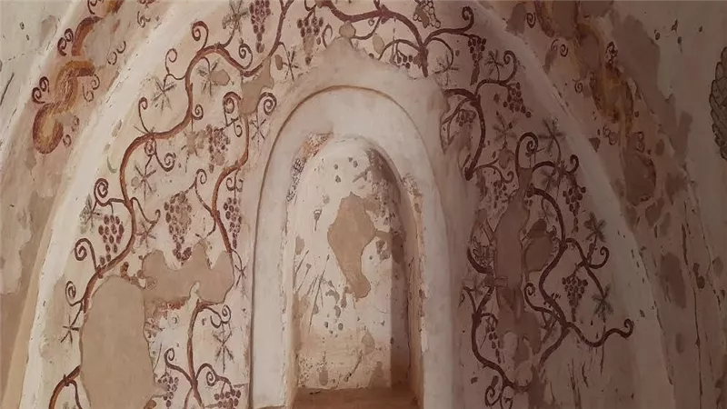 خبير آثار يرصد أقدم الرسوم المسيحية بمصر في مقابر البجوات.. صور 