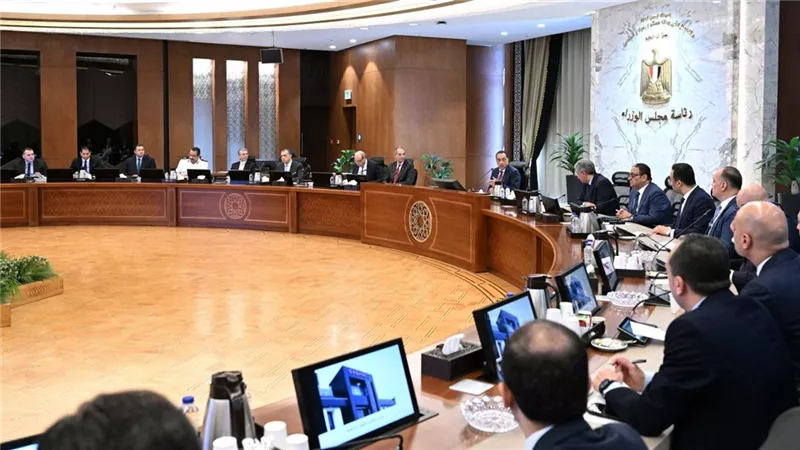 رئيس الوزراء يتابع تيسير إجراءات دخول السائحين بالمطارات والمنافذ المختلفة