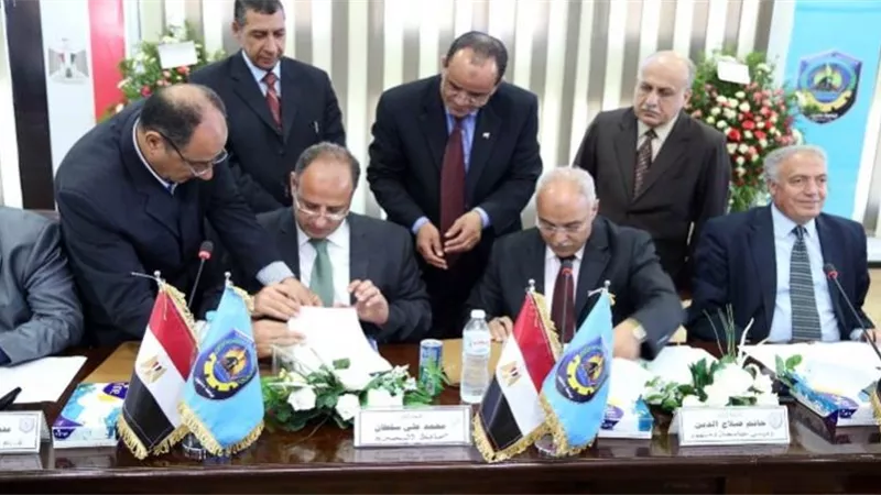 توقيع عقد نقل ملكية أرض الاستاد إلي جامعة دمنهور