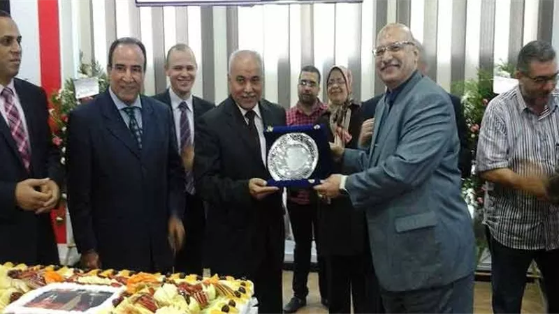 تكريم رئيس جامعة دمنهور ونائبه لإحالتهما إلى المعاش
