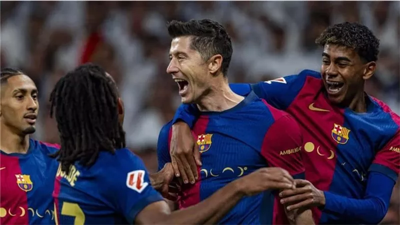 برشلونة يُجدد عقد هانز فليك ويبحث تأمين نجومه اللامعين