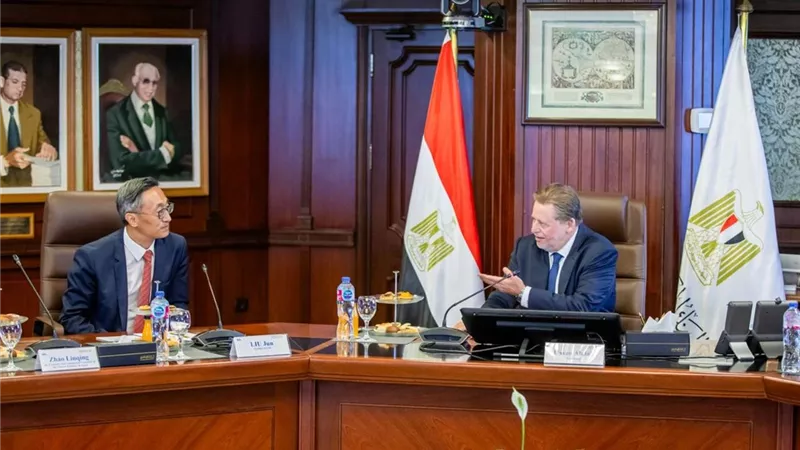 محافظ المركزي يلتقي رئيس البنك الصناعي والتجاري الصيني لبحث التعاون المشترك