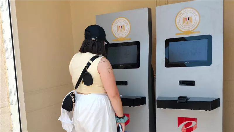 تشغيل ماكينات الخدمة الذاتية لشراء تذاكر زيارة منطقة سقارة الأثرية