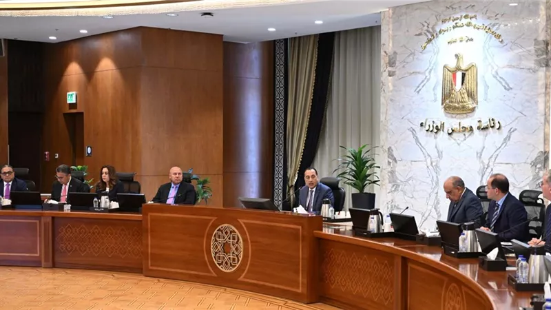 مدبولي يتابع تداعيات العمليات العسكرية الإيرانية الإسرائيلية ويؤكد مخزون السلع آمن