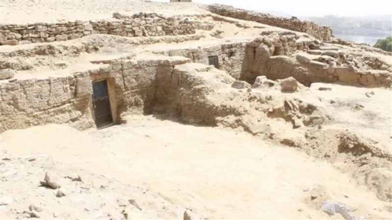 الكشف عن ثلاثة مقابر جديدة بجبانة قبة الهوا بأسوان من الدولة القديمة
