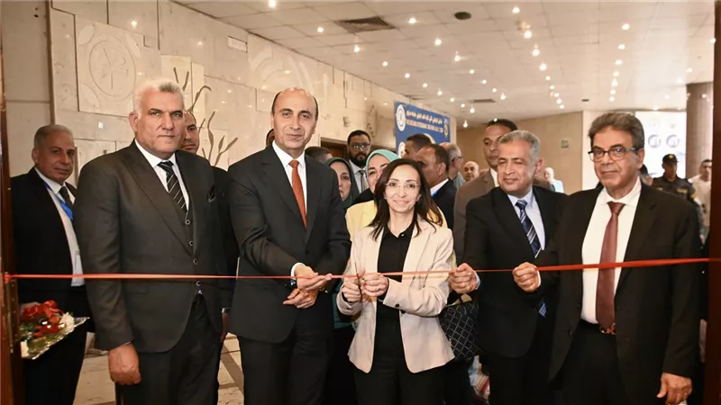 محافظ البحيرة ورئيس جامعة دمنهور يفتتحان الملتقى التوظيفي لكلية الطب البيطري 