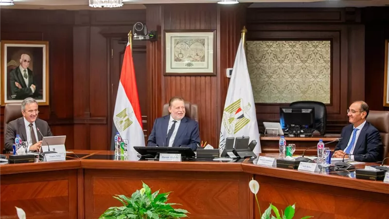 محافظ المركزي يستقبل وفدا من البنك الأوروبي لإعادة الإعمار لبحث التعاون المشترك
