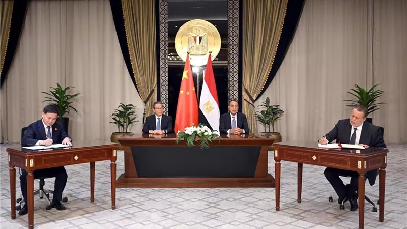 محافظ البنك المركزي المصري يوقع مذكرة تفاهم مع نظيره الصيني لتعزيز التعاون المشترك