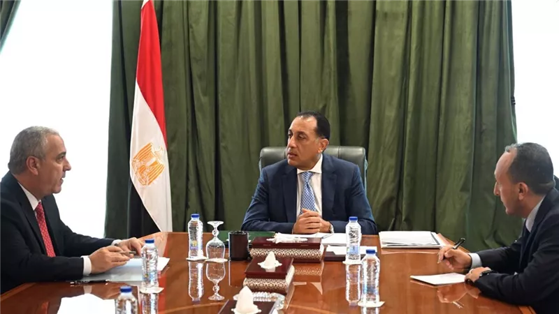 مدبولى يستعرض مع رئيس الهيئة الوطنية للصحافة عددا من الموضوعات والملفات