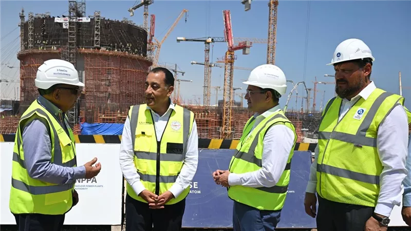 رئيس الوزراء يتفقد موقع إنشاء المحطة النووية بالضبعة ويشيد بالتقدم المحقق