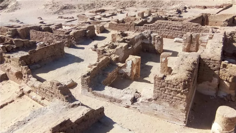 كشف أثري يوثق التحول من الوثنية إلى المسيحية.. مدينة سكنية وجدارية للمسيح