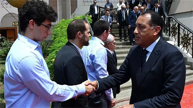 رئيس الوزراء يؤدي صلاة الجنازة على المصيلحي بمسجد الشرطة بالسادس من أكتوبر