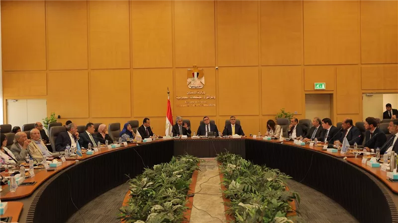 وزيرا السياحة والإسكان ومحافظ الجيزة يتابعون آخر مستجدات تطوير منطقة مطار سفنكس وسقارة 