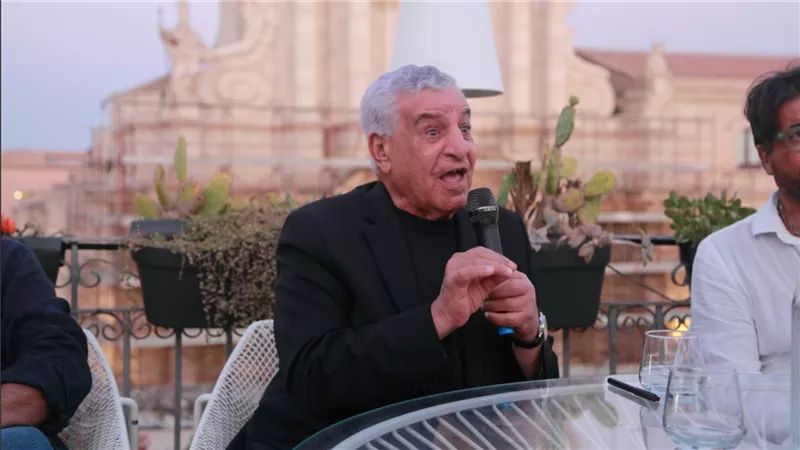 زاهي حواس يشارك في بروفات أوبرا “عايدة” ويوقّع روايته في إيطاليا
