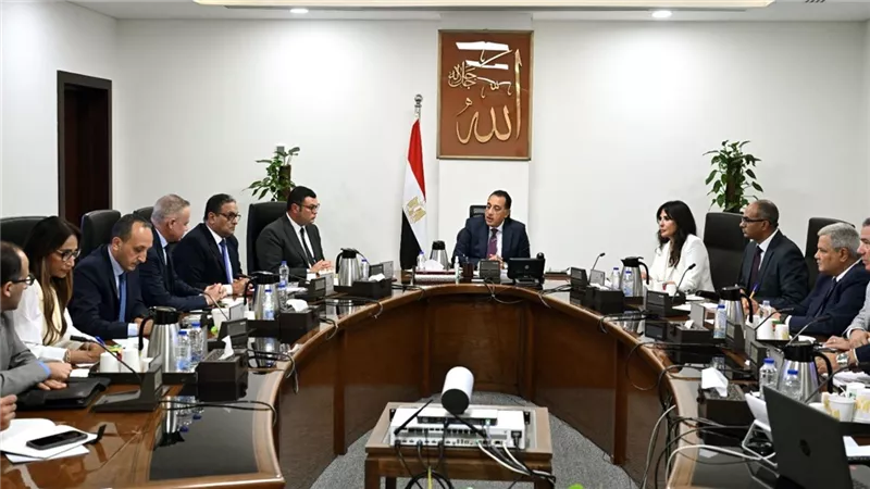 رئيس الوزراء يُتابع مشروعات تحلية مياه البحر