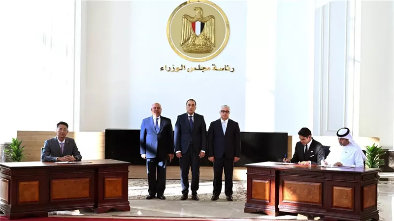 توقيع عقد مشروع لإقامة مجمع صناعي لإنتاج الخلايا والألواح الشمسية وتخزين الطاقة