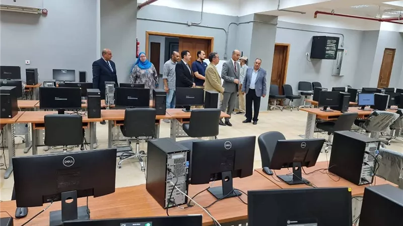 رئيس جامعة دمنهور يتفقد كليتي الهندسة والتربية للطفولة المبكرة 