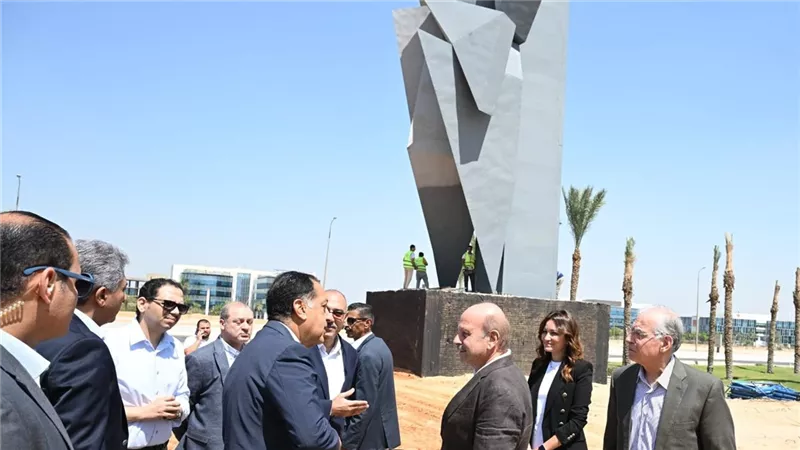 رئيس الوزراء يتفقد 