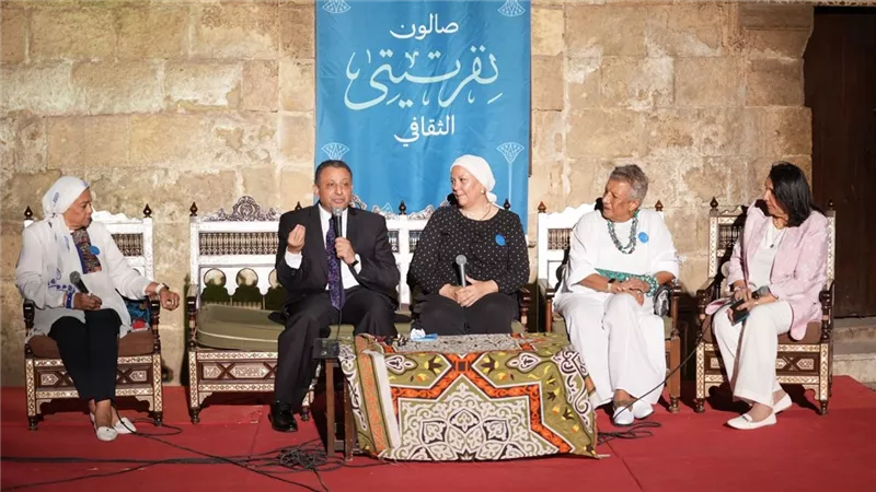 عبد اللطيف في صالون نفرتيتي: 