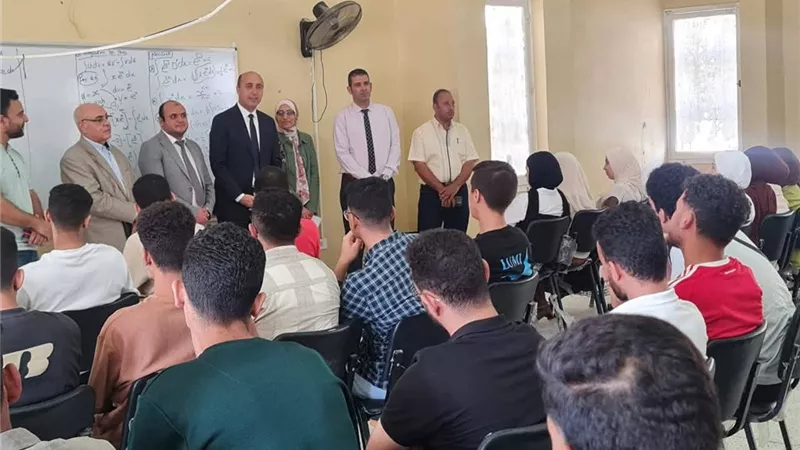 رئيس جامعة دمنهور  يستقبل الطلاب بكليات النوبارية