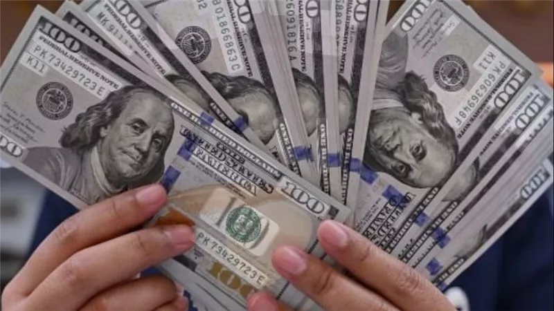 هل تراجعت قيمة الدولار الأمريكي بشكل مفرط في عام 2025؟ 