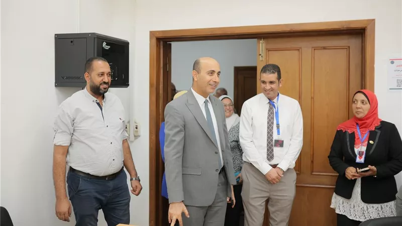 رئيس جامعة دمنهور يستقبل فريق مركز الخدمات الإلكترونية والمعرفية 