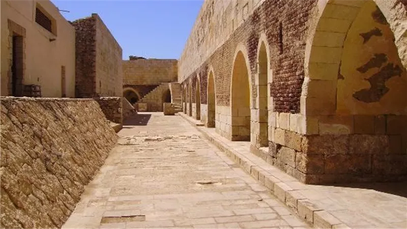 في ذكرى فك رموز حجر رشيد.. خبير آثار يرصد قصة الاكتشاف والخروج وفك الرموز 