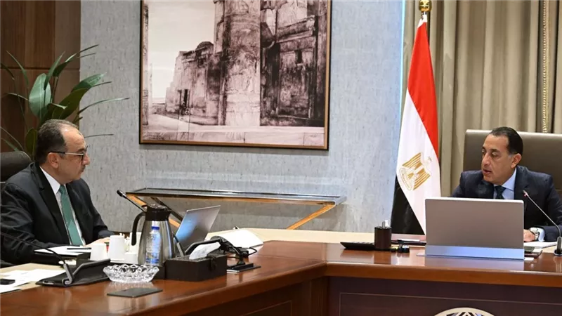 رئيس الوزراء يتابع جهود إعادة هيكلة وتطوير شركات الغزل والنسيج