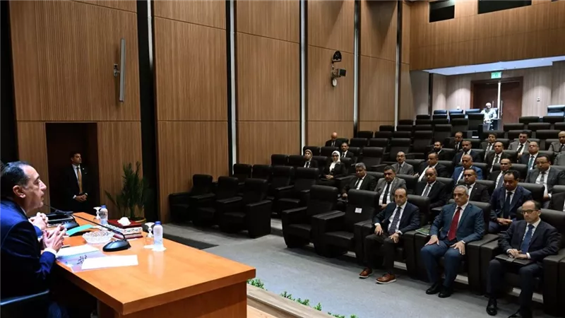 رئيس الوزراء يعقد اجتماعًا موسعًا مع رؤساء أجهزة المدن الجديدة