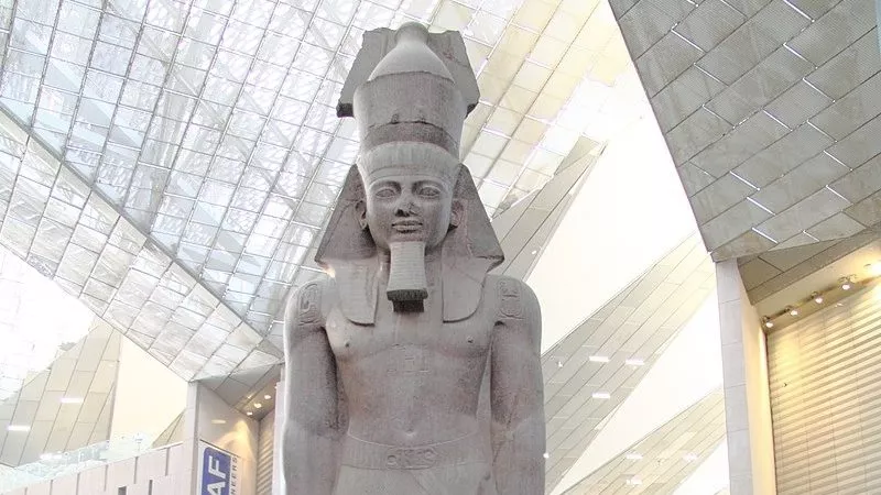 خبير آثار يرصد حكاية أول وآخر القطع في المتحف المصري الكبير 