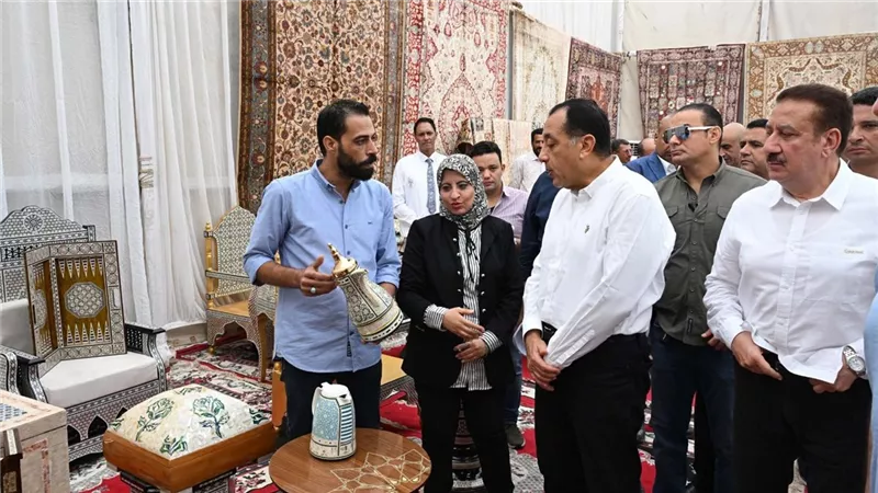 رئيس الوزراء يتفقد معرض صناعات الحرف اليدوية والتراثية بقرية شمّا بأشمون