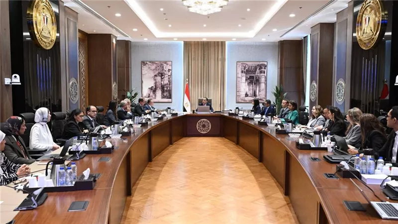 رئيس الوزراء يتابع جهود لجنة إدارة الدين العام الخارجي وتنظيم الاقتراض