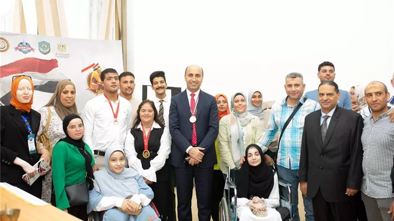 رئيس جامعة دمنهور يلتقي أبنائه الطلاب ذوي الهمم