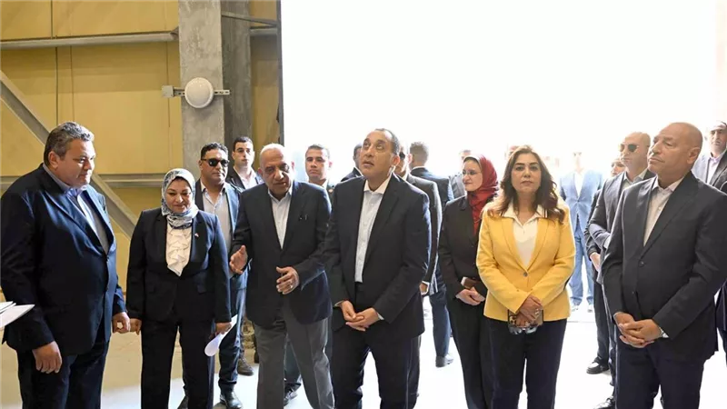 رئيس الوزراء يتابع ميدانياً التشغيل التجريبي لمحطة الربط الكهربائي المصري السعودي ببدر