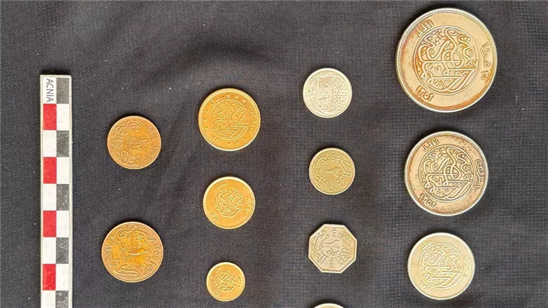اكتشاف كبسولة رصاصية نادرة تحتوي على مجموعة عملات تاريخية بالإسكندرية