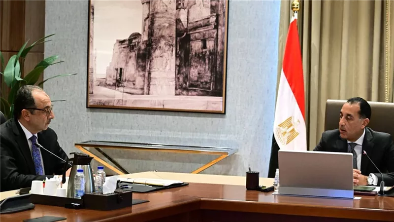 رئيس الوزراء يستعرض الفرص الاستثمارية المتوافرة في قطاع السياحة والتشييد
