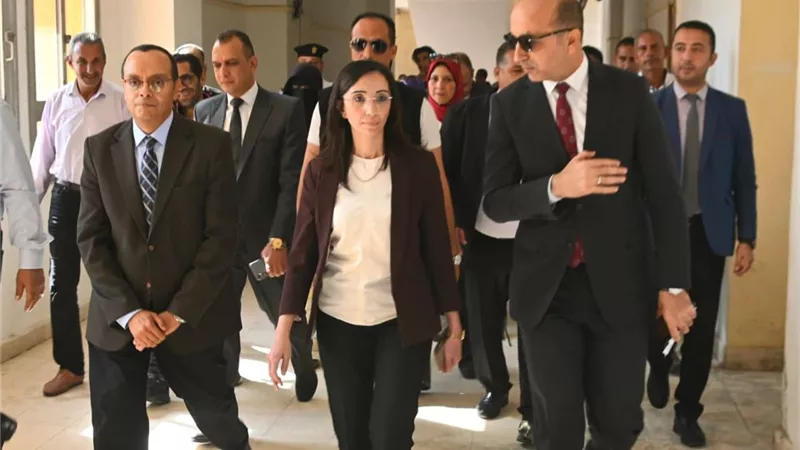 محافظ البحيرة ورئيس جامعة دمنهور يشاركون طلاب جامعة دمنهور الأهلية بدء الدراسة 