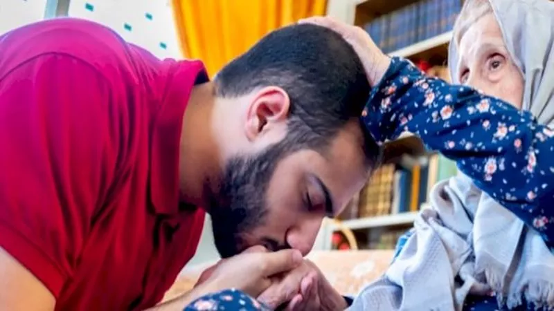 في اليوم العالمي للمسنين.. كيف نظر الإسلام إلى بر الوالدين في الكبر؟
