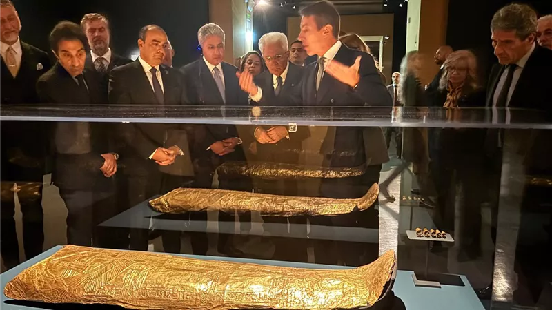 رئيس إيطاليا يفتتح معرض 
