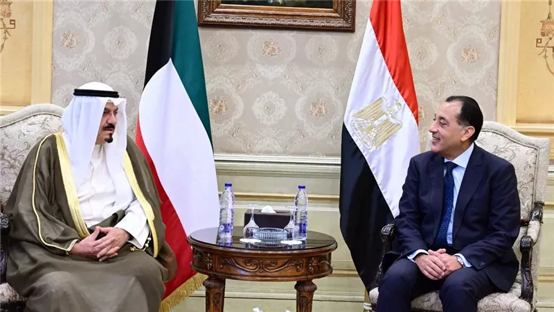 رئيس الوزراء يستقبل نظيره الكويتي بمطار القاهرة الدولي .. صور