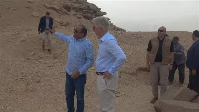 ملك بلجيكا في جولة خاصة بسقارة وأبوصير بعد افتتاح المتحف المصري الكبير
