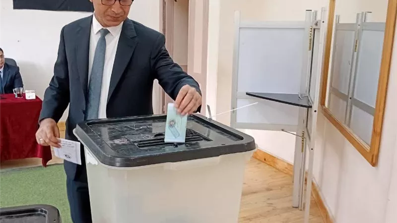 رئيس جامعة دمنهور يُدلي بصوته في انتخابات مجلس النواب 2025